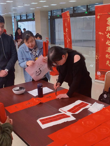 鄭穎寫春聯(lián).jpg
