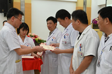 張忠書記頒發(fā)獎狀.JPG