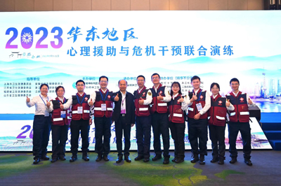 我院心理危機干預(yù)救援隊與姚宏文主任.jpg